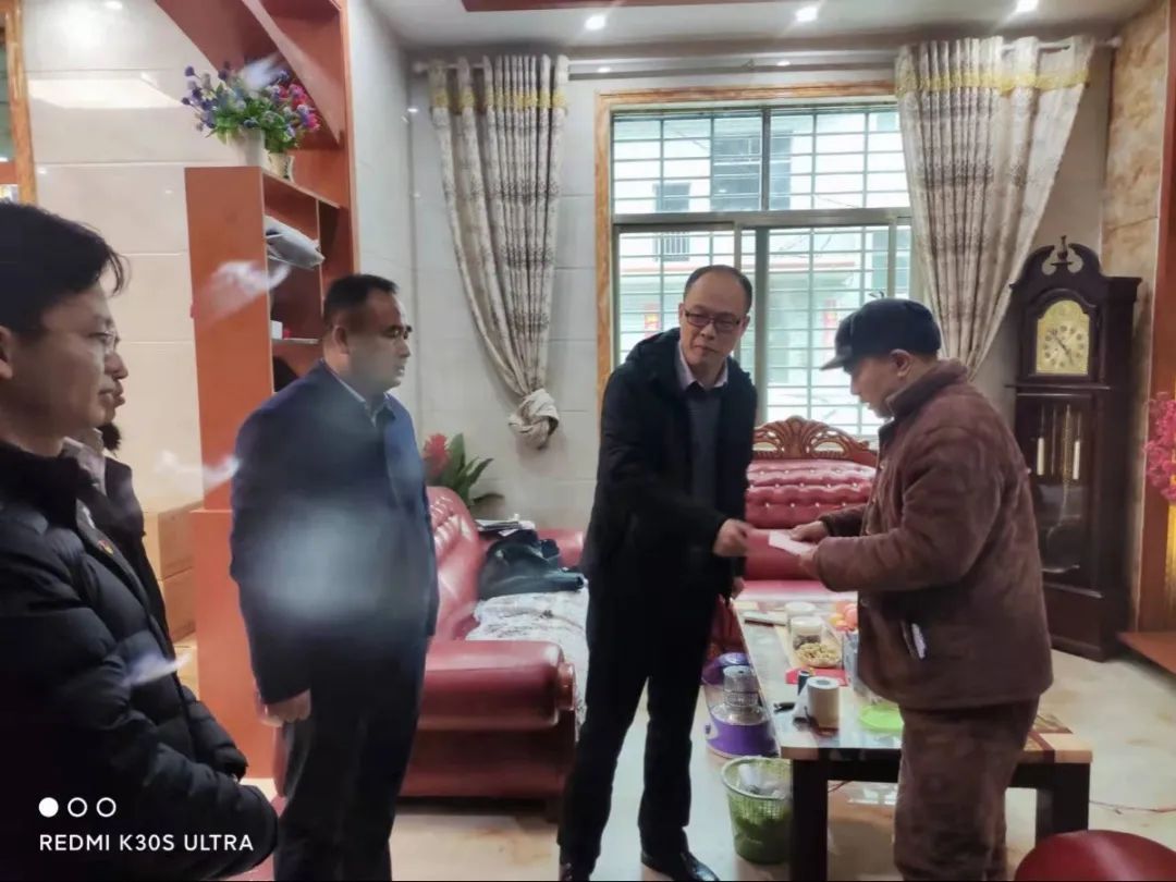 每到一户,刘力亚都与他们拉家常,问冷暖,详细询问