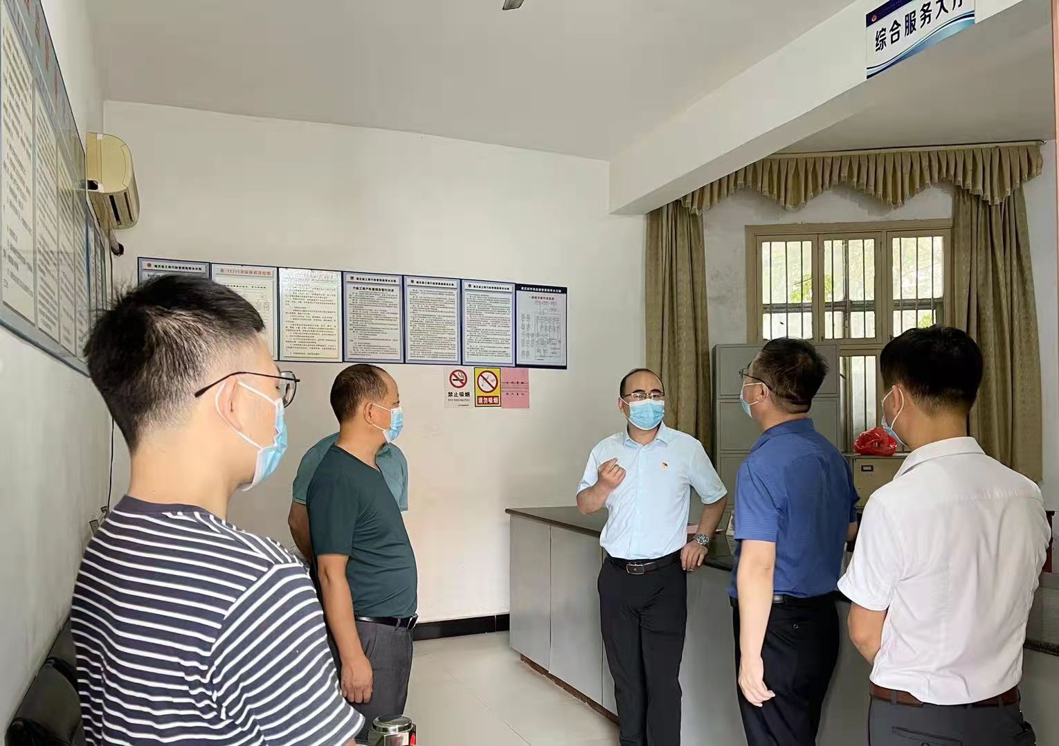 县领导周伟在莲花县市监局开展调研座谈