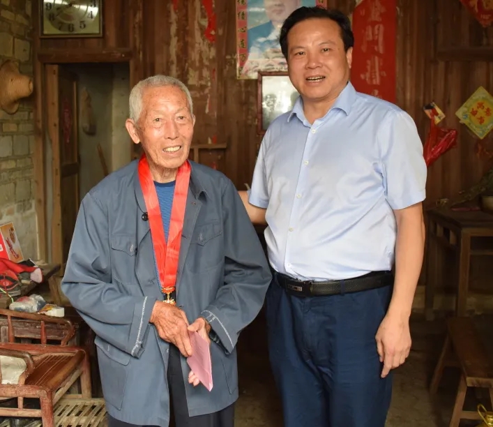 每到一处,朱白明都与他们亲切交谈,详细询问和了解