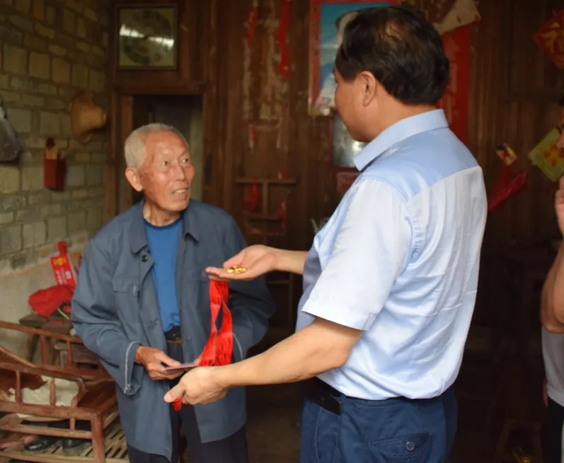 莲花县人民政府 乡镇动态 县委常委,政法委书记朱白明在荷塘乡走访