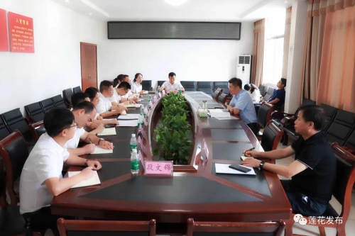 8月25日,县委书记易刚在高洲乡调研乡村振兴和经济社会发展.